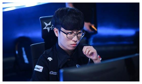 他坐在替补 他坐在替补